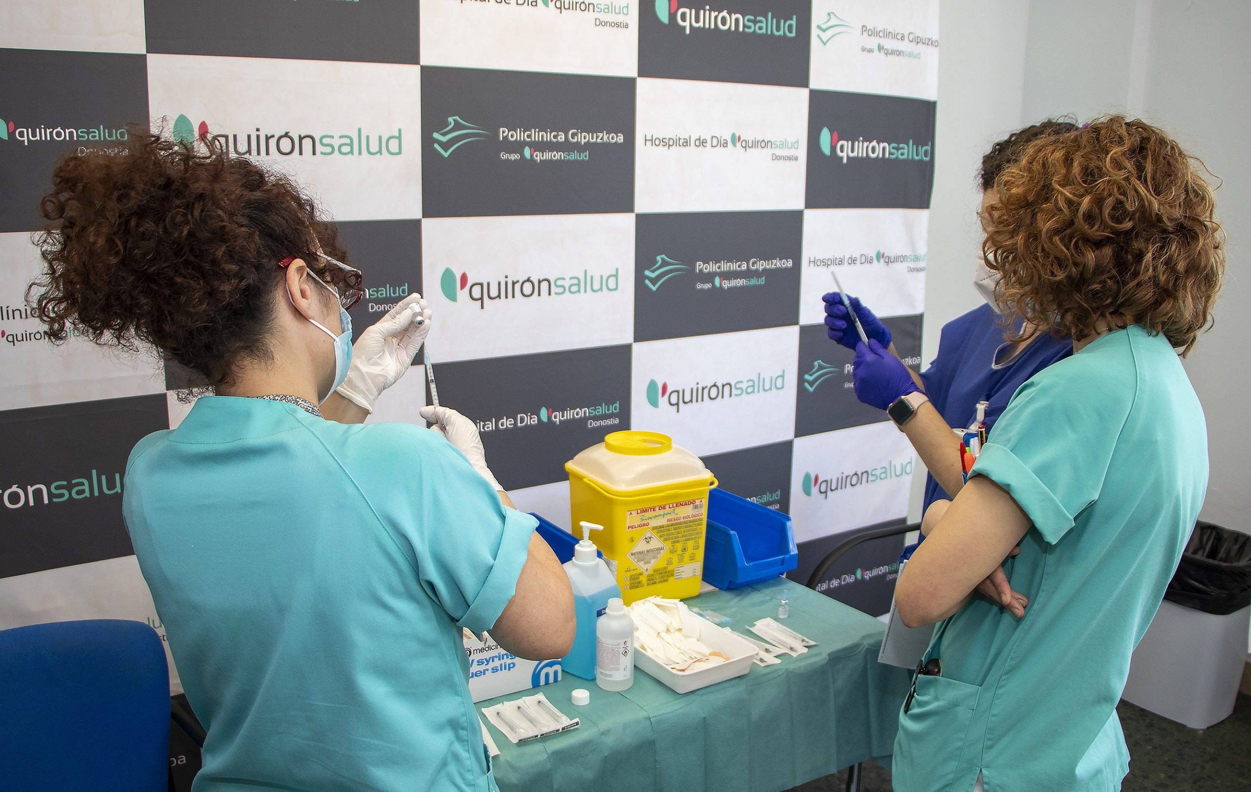 Primera dosis de la vacuna de Pfizer a 150 profesionales en Policlínica Gipuzkoa