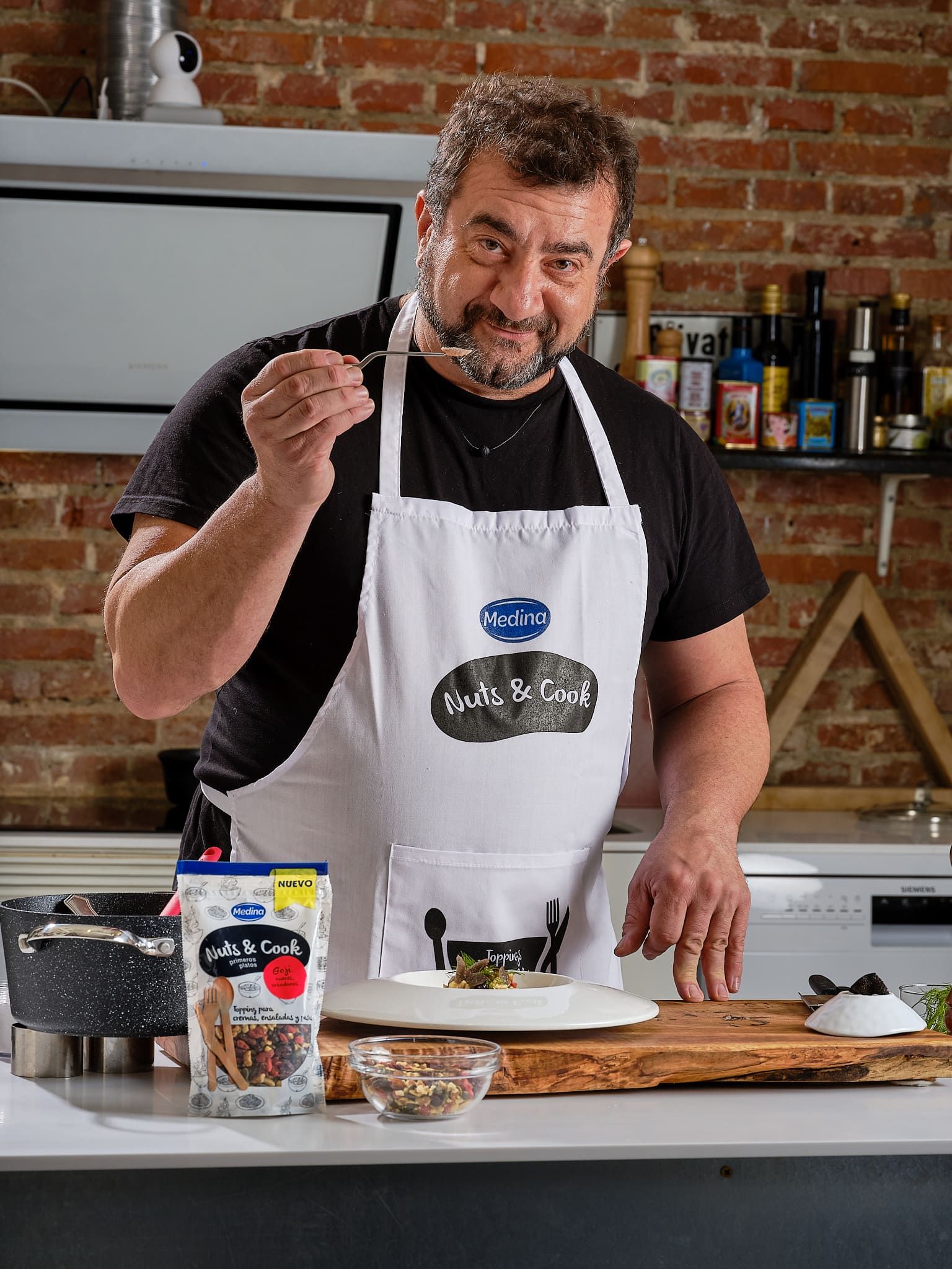 El chef Sergio Fernández, nuevo embajador de la gama "Nuts & Cook" de Aperitivos Medina