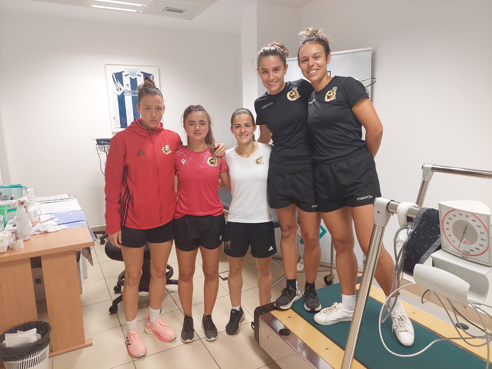 Primer reconocimiento médico a 5 árbitras de primera división de fútbol femenino en Policlínica Gipuzkoa