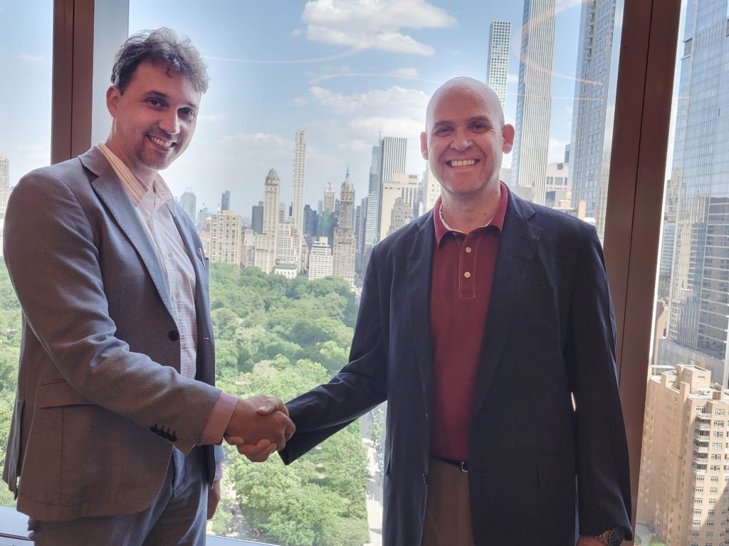 Foto de MIchael Pirson y Manuel Guillén, en la firma de adhesión